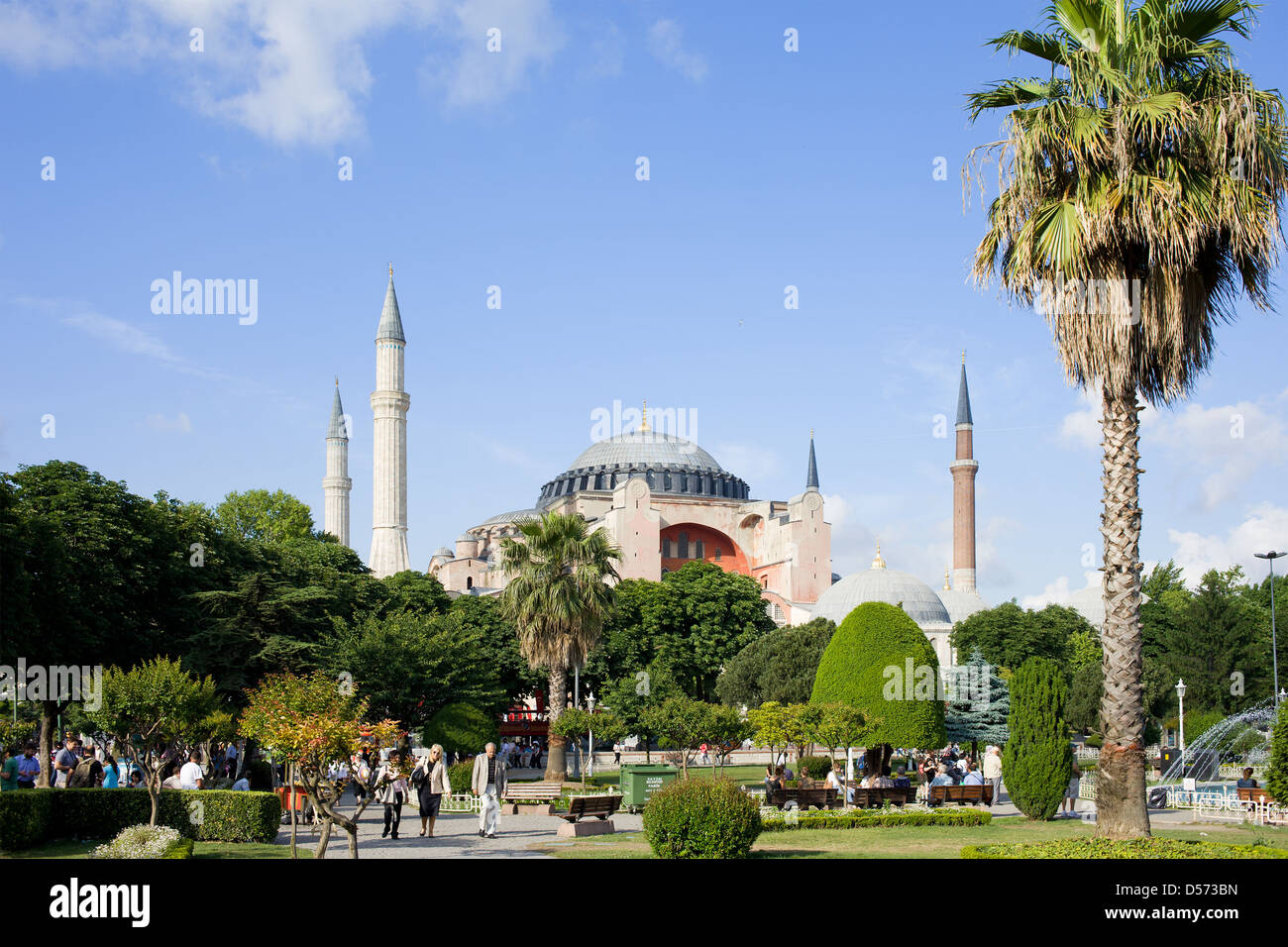 Sultan Ahmet Park e architettura bizantina dell'Hagia Sophia a Istanbul, Turchia. Foto Stock