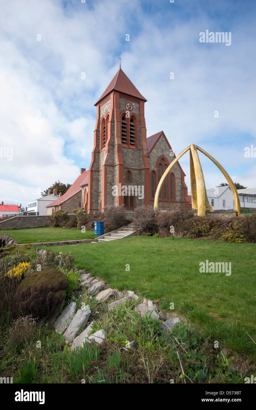 La cattedrale di Christ Church in primavera con whalebone arch, Ross Road, Stanley, Isole Falkland Foto Stock