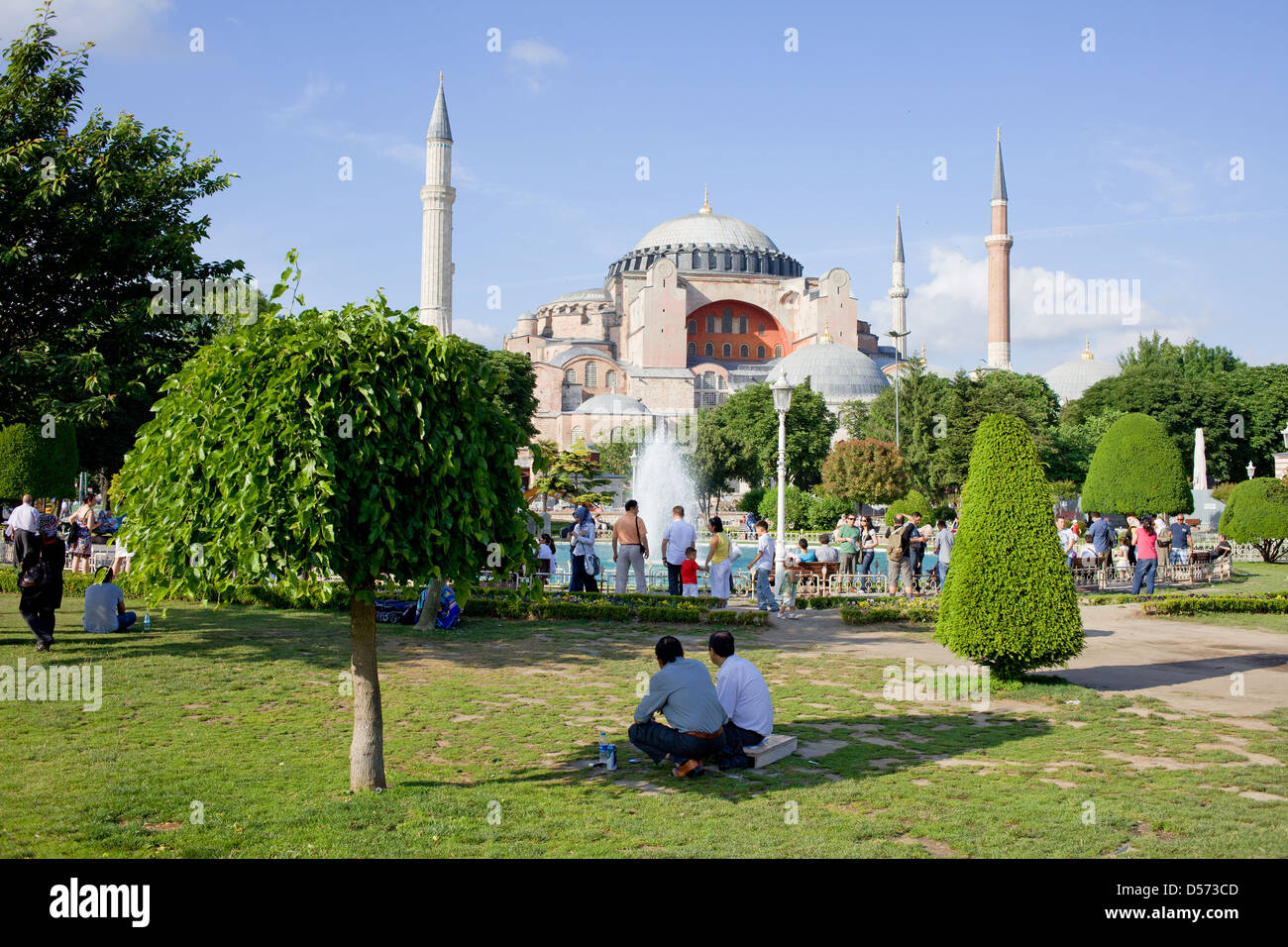 Sultan Ahmet Park e architettura bizantina dell'Hagia Sophia a Istanbul, Turchia. Foto Stock