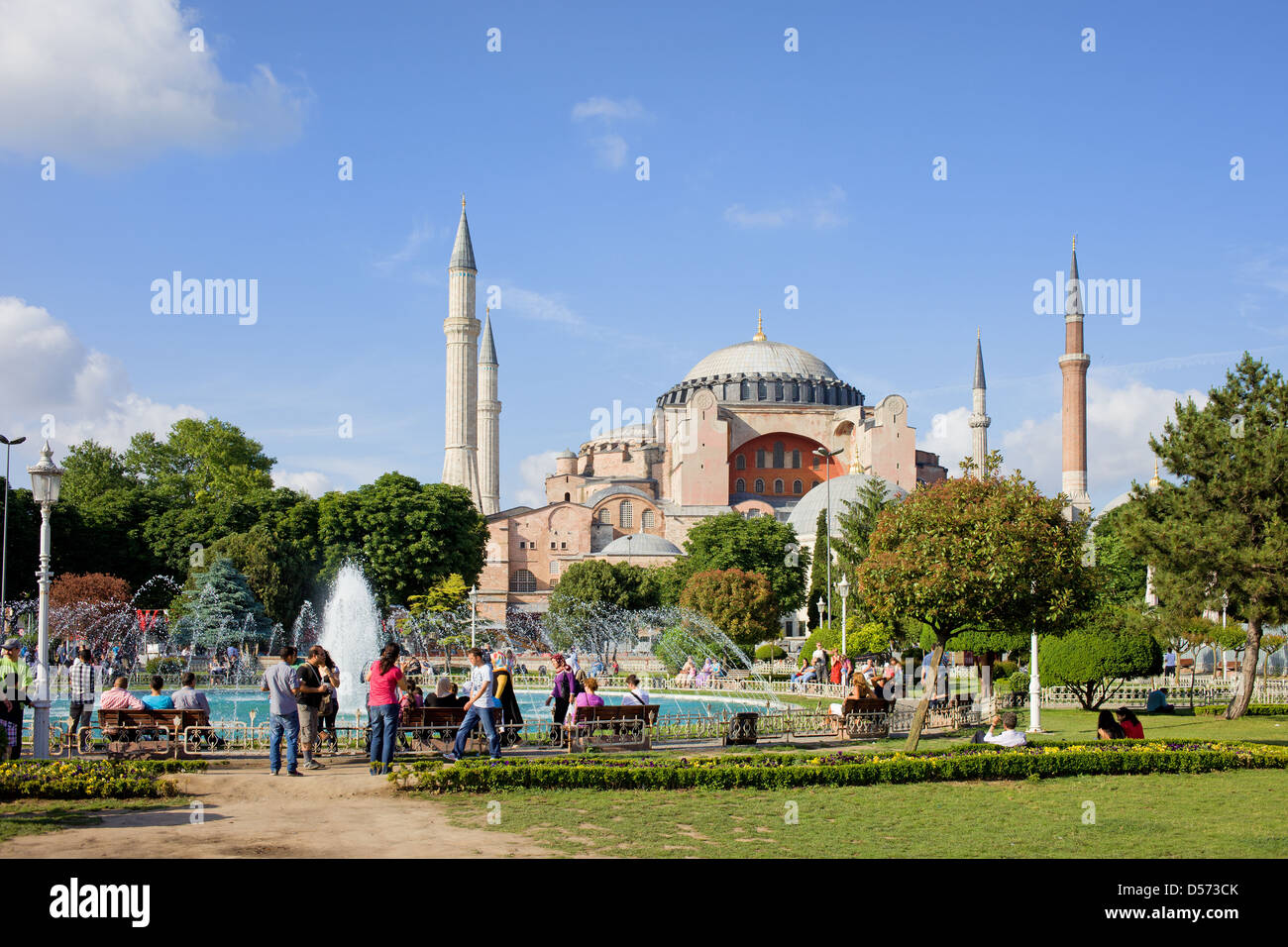 Sultan Ahmet Park e architettura bizantina dell'Hagia Sophia a Istanbul, Turchia. Foto Stock