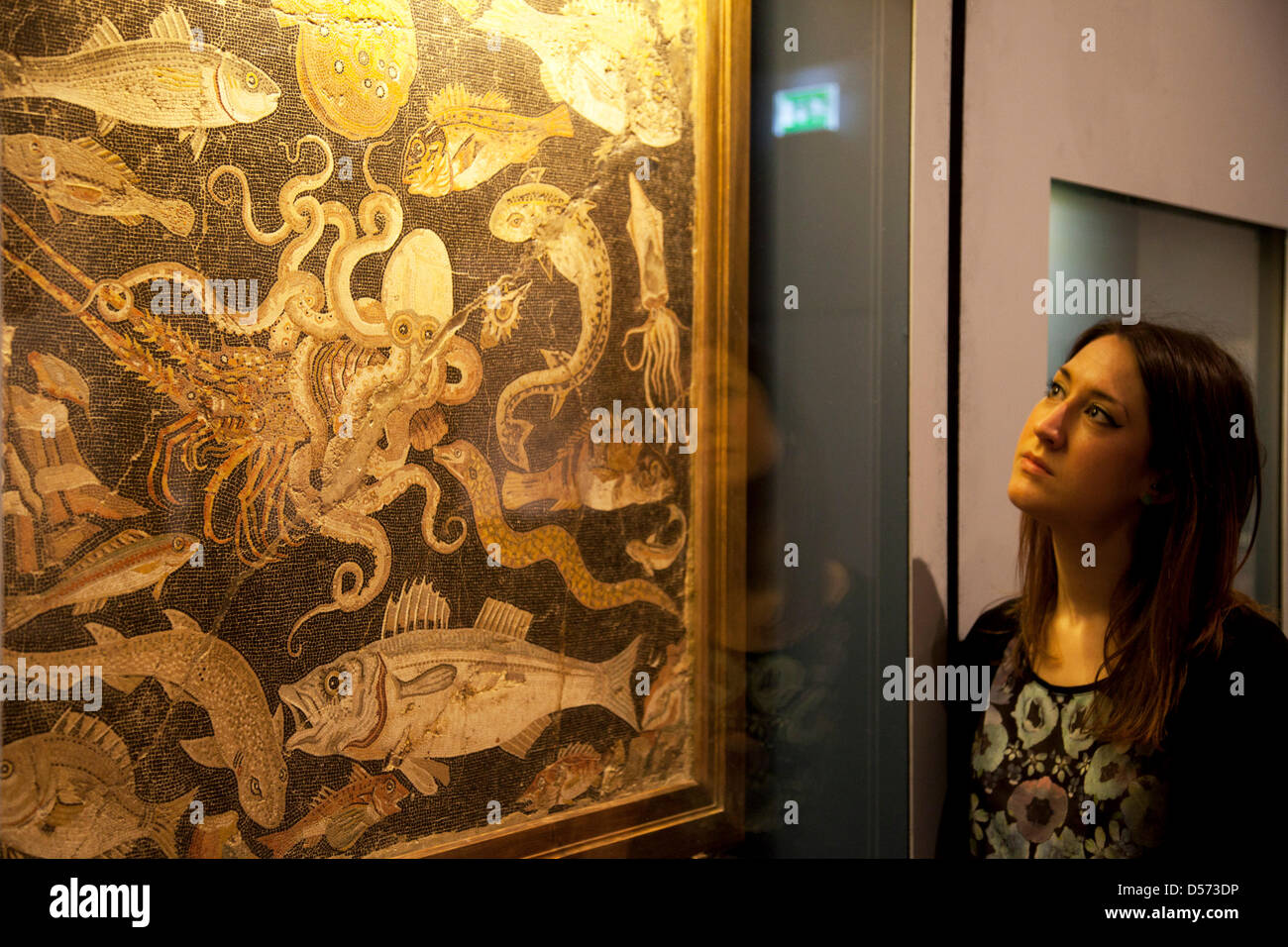 Londra, Regno Unito. Martedì 26 marzo 2013. La vita e la morte a Pompei ed Ercolano in mostra al British Museum. Riunendo oltre 250 oggetti, sia le recenti scoperte e celebrato reperti da scavi in precedenza. Tesori tra cui questa rappresentazione di un sottomarino di scena sul mare. Credito: Michael Kemp/Alamy Live News Foto Stock
