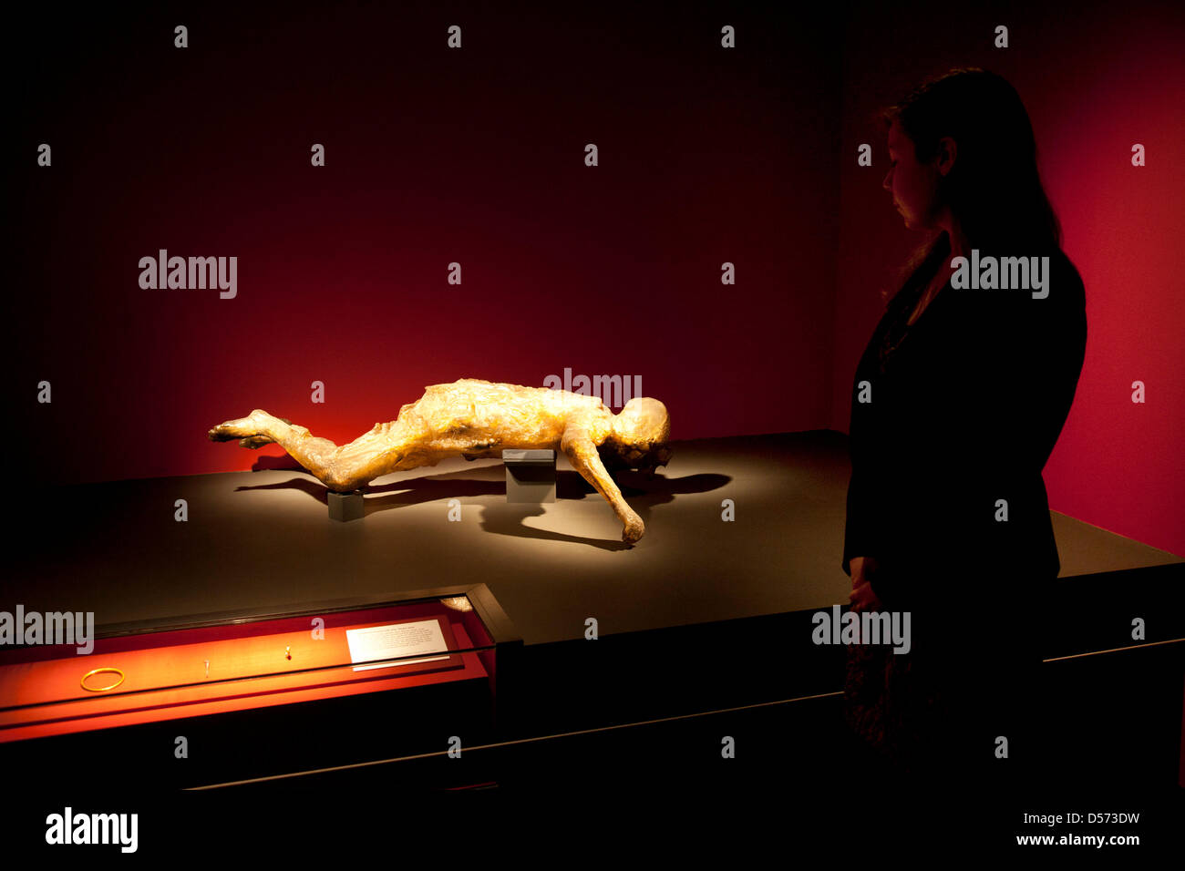 Londra, Regno Unito. Martedì 26 marzo 2013. La vita e la morte a Pompei ed Ercolano in mostra al British Museum. Riunendo oltre 250 oggetti, sia le recenti scoperte e celebrato reperti da scavi in precedenza. Donna colati in resina. Questa donna era uno di 70 persone che sono morte nel seminterrato di una villa a Oplontis vicino a Pompei. La tecnica di resina riempito il vuoto del suo Corpo a sinistra nella cenere risultante in un cast contenente le sue ossa. Credito: Michael Kemp/Alamy Live News Foto Stock