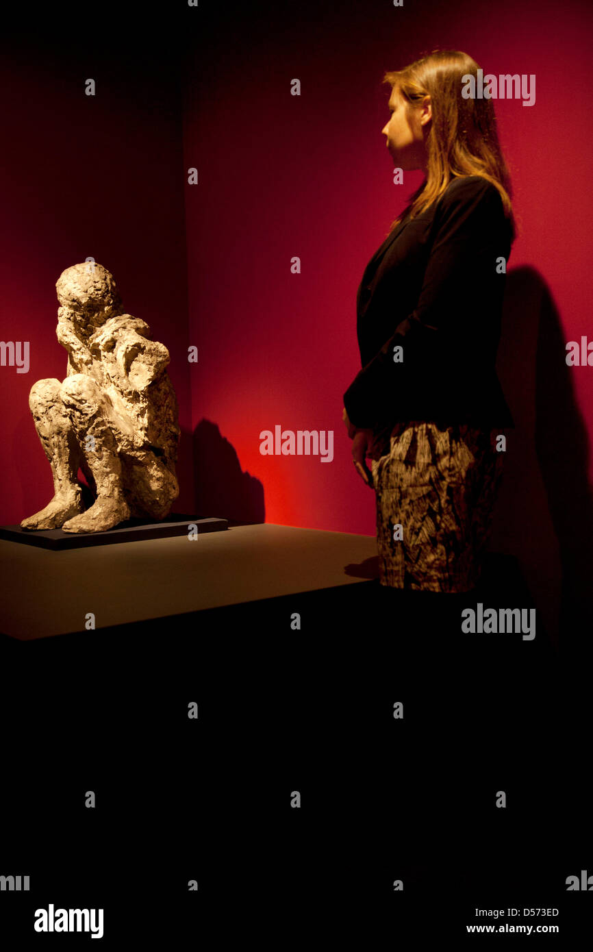 Londra, Regno Unito. Martedì 26 marzo 2013. La vita e la morte a Pompei ed Ercolano in mostra al British Museum. Riunendo oltre 250 oggetti, sia le recenti scoperte e celebrato reperti da scavi in precedenza. Gli archeologi ha denominato questo uomo "mulattiere' o mule driver dopo un mulo è stato trovato nelle vicinanze. La figura è stata trovata accovacciato sul terreno come un mendicante, una tragica figura. Credito: Michael Kemp/Alamy Live News Foto Stock
