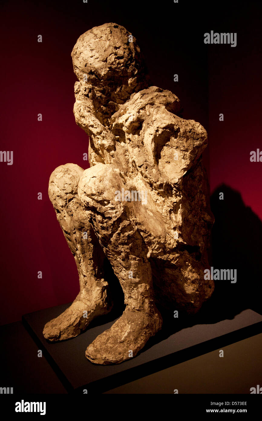 Londra, Regno Unito. Martedì 26 marzo 2013. La vita e la morte a Pompei ed Ercolano in mostra al British Museum. Riunendo oltre 250 oggetti, sia le recenti scoperte e celebrato reperti da scavi in precedenza. Gli archeologi ha denominato questo uomo "mulattiere' o mule driver dopo un mulo è stato trovato nelle vicinanze. La figura è stata trovata accovacciato sul terreno come un mendicante, una tragica figura. Credito: Michael Kemp/Alamy Live News Foto Stock