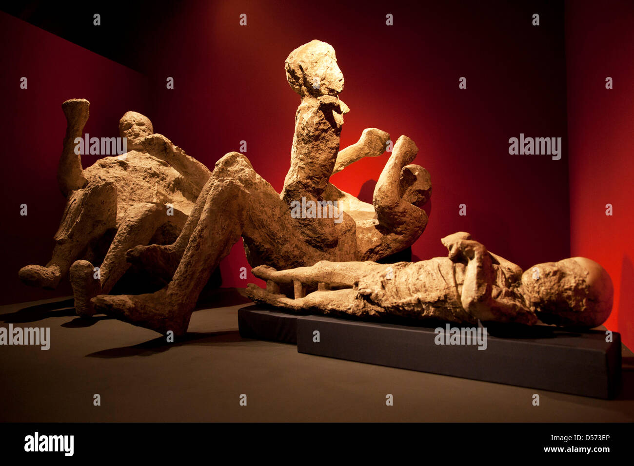 Londra, Regno Unito. Martedì 26 marzo 2013. La vita e la morte a Pompei ed Ercolano in mostra al British Museum. Riunendo oltre 250 oggetti, sia le recenti scoperte e celebrato reperti da scavi in precedenza. Questa famiglia è morto insieme in un'alcova sotto le scale di una casa. Un bambino sulla sua madre giro chele a parete presso il padre e la madre caduta indietro, ucciso dal calore estremo. Credito: Michael Kemp/Alamy Live News Foto Stock