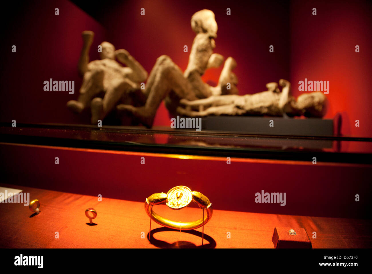 Londra, Regno Unito. Martedì 26 marzo 2013. La vita e la morte a Pompei ed Ercolano in mostra al British Museum. Riunendo oltre 250 oggetti, sia le recenti scoperte e celebrato reperti da scavi in precedenza. Questa famiglia è morto insieme in un'alcova sotto le scale di una casa. Un bambino sulla sua madre giro chele a parete presso il padre e la madre caduta indietro, ucciso dal calore estremo. I loro gioielli che è stato anche trovato. Credito: Michael Kemp/Alamy Live News Foto Stock