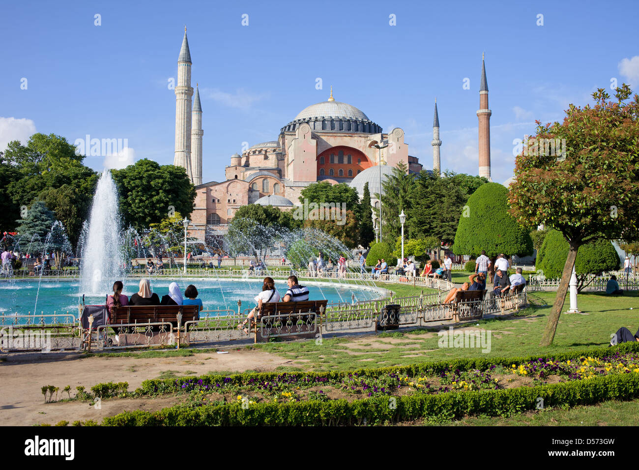 Sultan Ahmet Park e architettura bizantina dell'Hagia Sophia a Istanbul, Turchia. Foto Stock