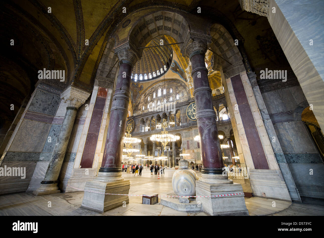 Hagia Sophia (Chiesa della Santa saggezza o Ayasofya in turco) interni ad Istanbul in Turchia. Foto Stock