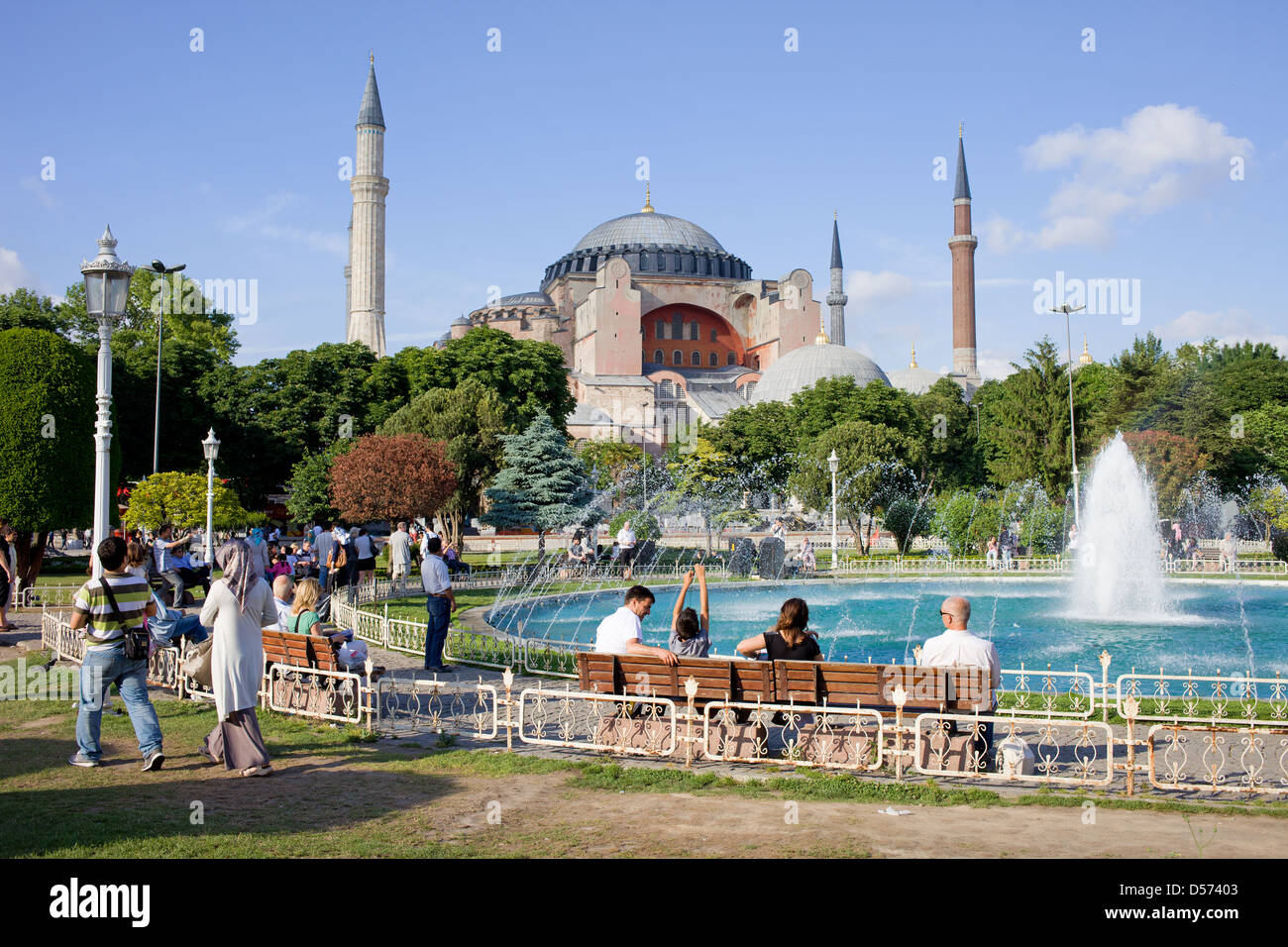 Sultan Ahmet Park e architettura bizantina dell'Hagia Sophia a Istanbul, Turchia. Foto Stock
