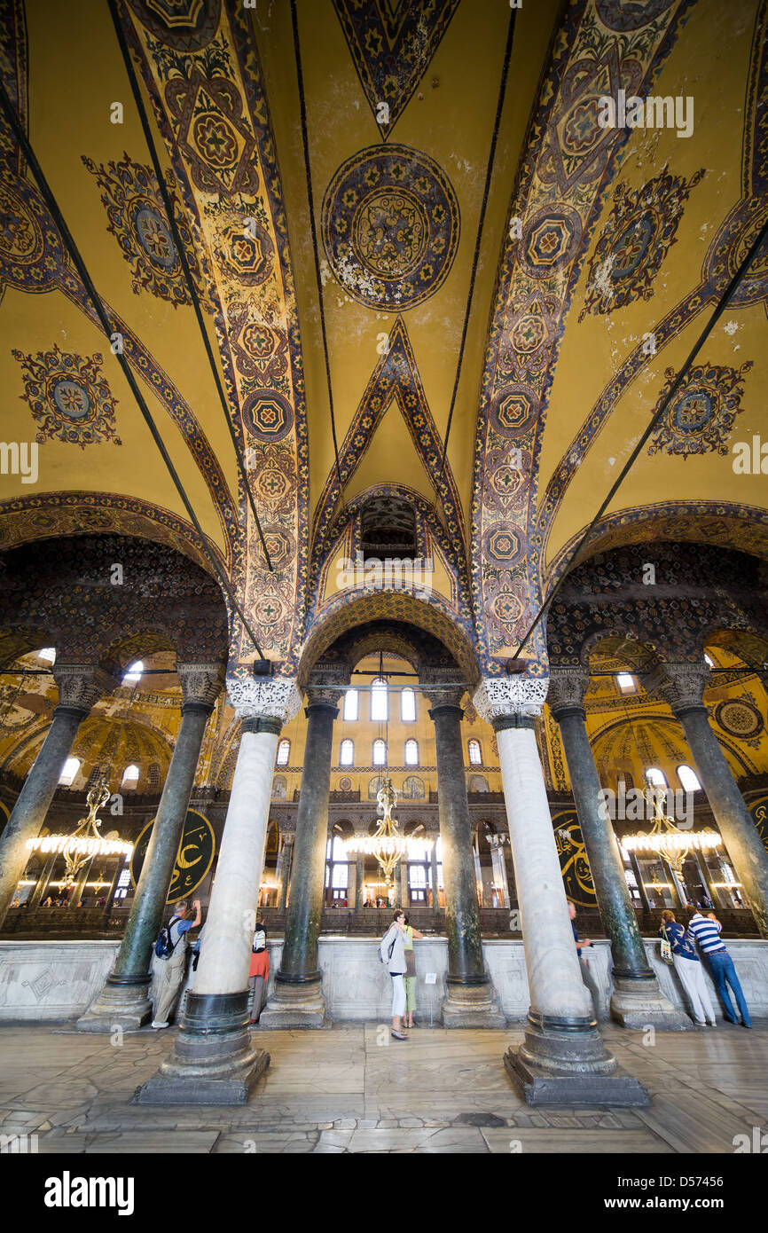 Hagia Sophia (Chiesa della Santa saggezza o Ayasofya in turco) galleria superiore interno ad Istanbul in Turchia. Foto Stock