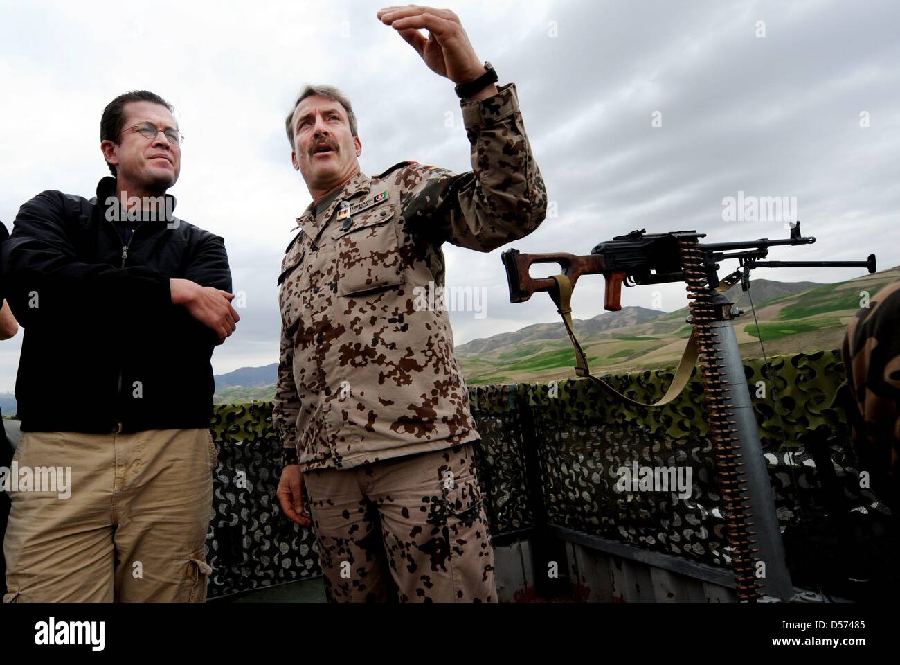 Il Ministro della Difesa tedesco, Karl-Theodor zu Guttenberg (L) colloqui di Camp comandante Colonnello Fritz Urban nella Bundeswehr camp in Feisabad, Afghanistan, 15 aprile 2010. Guttenberg è attualmente in visita a la Bundeswehr soldati della missione ISAF in Afghanistan. Foto: MAURIZIO GAMBARINI Foto Stock