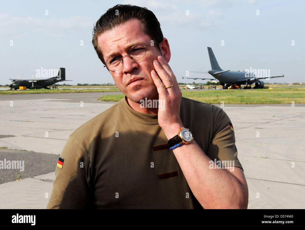 Ministro tedesco della difesa Karl-Theodor zu Guttenberg in aeroporto in Termes, Uzbekistan meridionale, 16 aprile 2010. Il ministro accompagneranno cinque feriti soldati tedeschi torna in Germania. Quattro soldati tedeschi sono stati uccisi e cinque feriti in un attentato di giovedì. Foto: MAURIZIO GAMBARINI Foto Stock