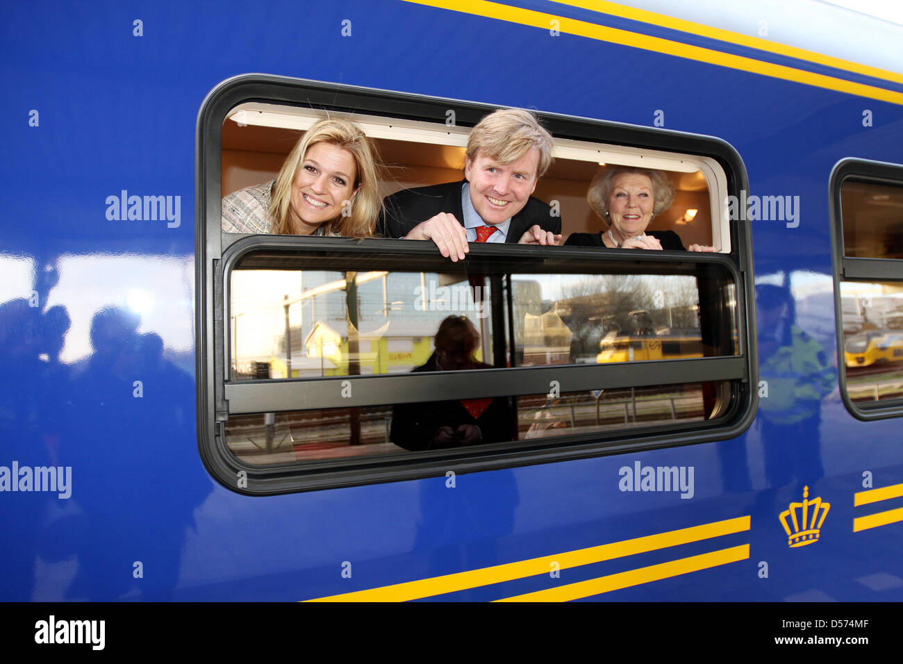 Regina olandese Beatrice (R), principe Willem-Alexander e Crown Princess Maxima partono da Utrecht, Paesi Bassi, stazione centrale il 15 aprile 2010. Essi si trovano sul loro modo di Copenhagen, Danimarca, per la celebrazione del settantesimo compleanno della regina danese Margrethe in Copenhagen. La famiglia reale viaggi in treno come lo spazio aereo sopra l'Europa è chiuso a causa delle ceneri buttato fuori da Foto Stock