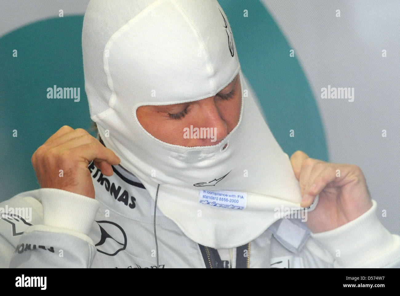Il tedesco Nico Rosberg della Mercedes GP nel suo box durante la prima sessione di prove per il Gran Premio di Cina a Shanghai nel Circuito Internazionale di Shanghai, in Cina, 16 aprile 2010. Il Gran Premio di Cina si terrà il 18 aprile 2010. Foto: Peter Steffen Foto Stock