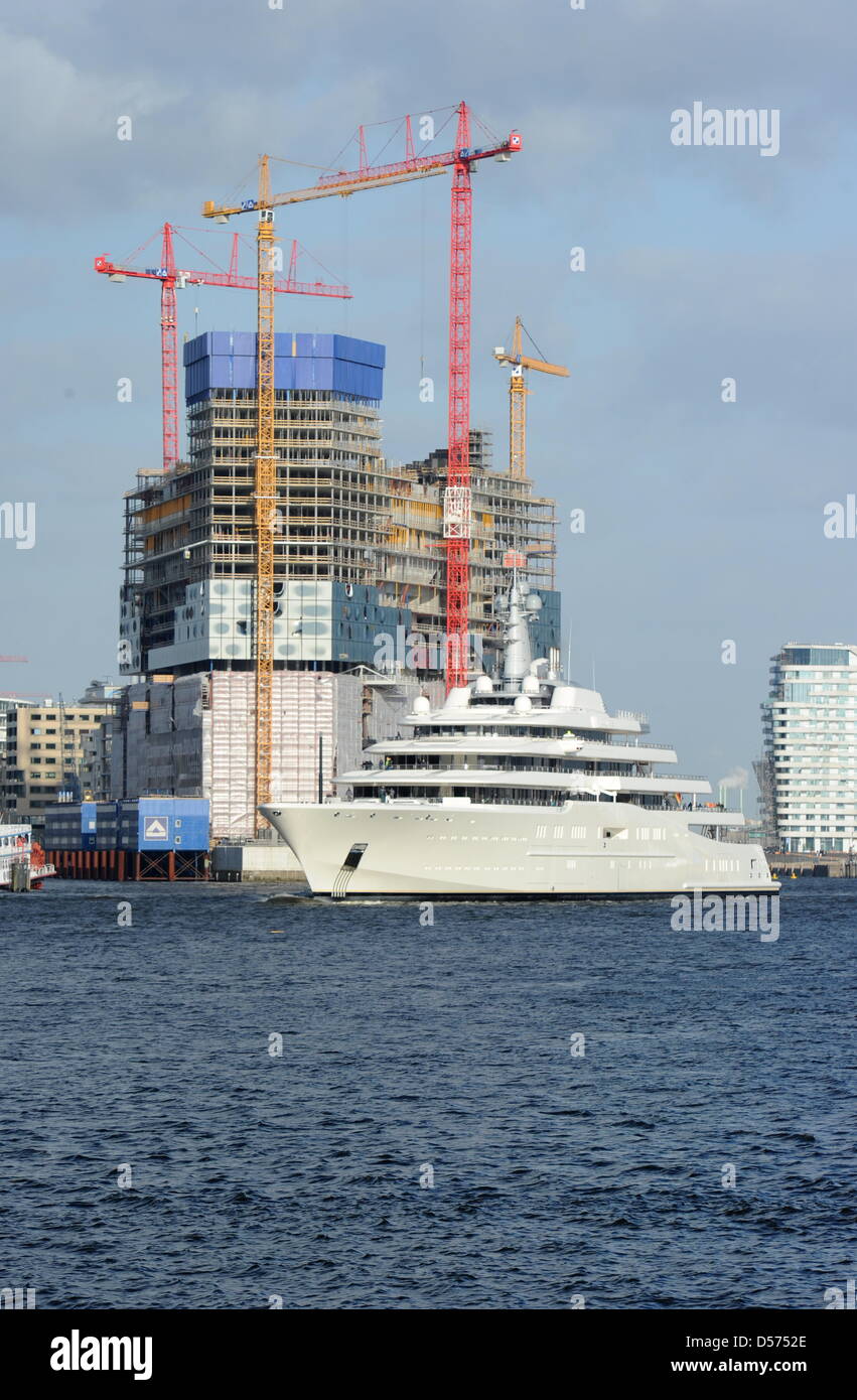 Yacht di lusso 'Eclipse', che è presumibilmente di proprietà dal miliardario russo Roman Abramowitsch, foglie dock 10 di Blohm + Voss shipyards ad Amburgo, Germania, 16 aprile 2010. Lo yacht dispone di nove ponti, una piscina, una discoteca, 20 Jet-Skis, quattro barche a motore ed elicottero due zone di sbarco. Secondo gli esperti la nave è il più costoso di proprietà privata yacht nel mondo, con una stima Foto Stock