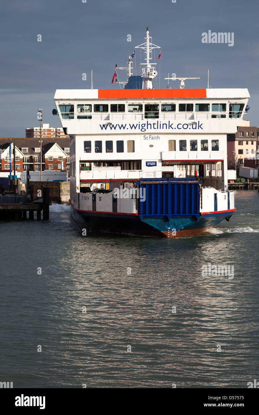 San fede lasciando Gunwharf Ferry Terminal a Portsmouth, Hampshire, Regno Unito su una barca a vela di Fishbourne sull'Isola di Wight Foto Stock
