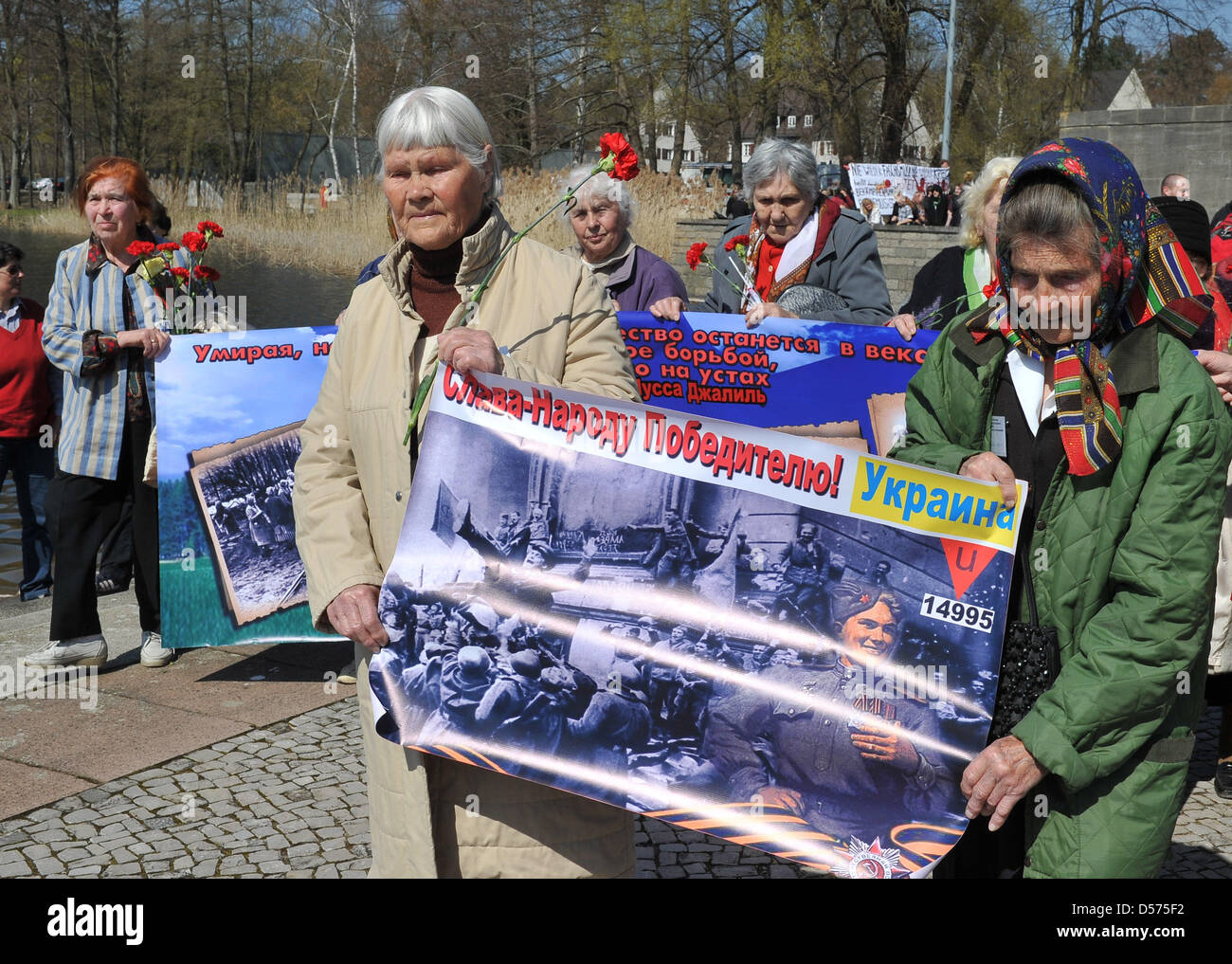 Ukrainian superstiti della ex donna di concentramento Ravensbrueck raffigurata con fiori e striscioni sulla riva del lago di Schwedt in Fuerstenberg, Germania, 18 aprile 2010. Il campo di concentramento per la liberazione di 65 anni fa è stato commemorato con la posa di corone. Foto: BERND SETTNIK Foto Stock