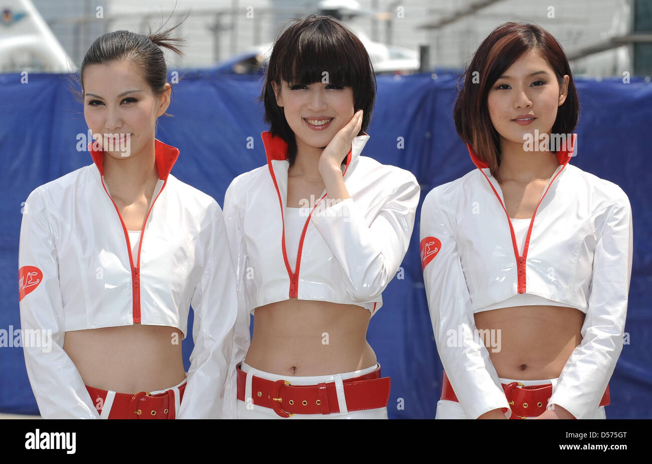 Le ragazze della griglia pongono prima dello start del Gran Premio di Formula Uno di Cina a Shanghai nel Circuito Internazionale di Shanghai, in Cina, 18 aprile 2010. Foto: Peter Steffen Foto Stock