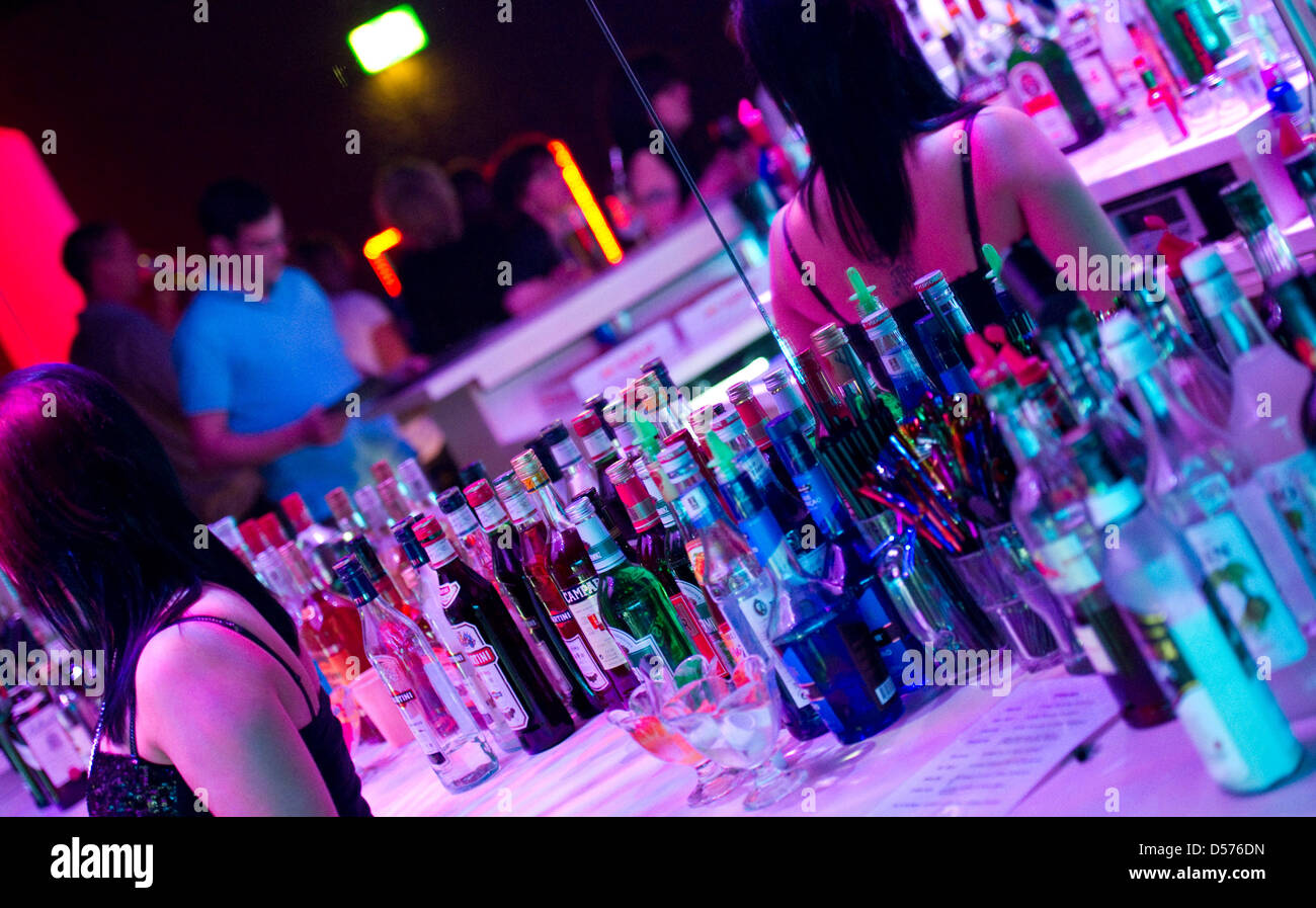 Bottiglie di bevande alcoliche presso il bar in un club solo per trenta anni e più anziani, la Discoteca Bellevue di Francoforte/Oder, Germania, 17 aprile 2010. Foto: Patrick Pleul Foto Stock