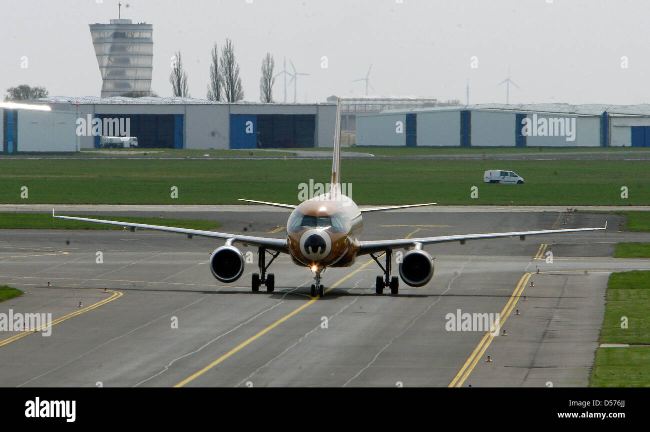 A Germanwings aereo da Zagabria atterra a berlino-schoenefeld aeroporto di Schoenefeld, Germania, 20 aprile 2010. Un giorno dopo la parziale apertura dello spazio aereo, i servizi negli aeroporti tedeschi sono in aumento. Una eruzione vulcanica in Islanda ha interferito lo spazio aereo in ampie parti dell'Europa negli ultimi giorni e ancora provoca la cancellazione. Foto: Nestor Bachmann/lbn Foto Stock