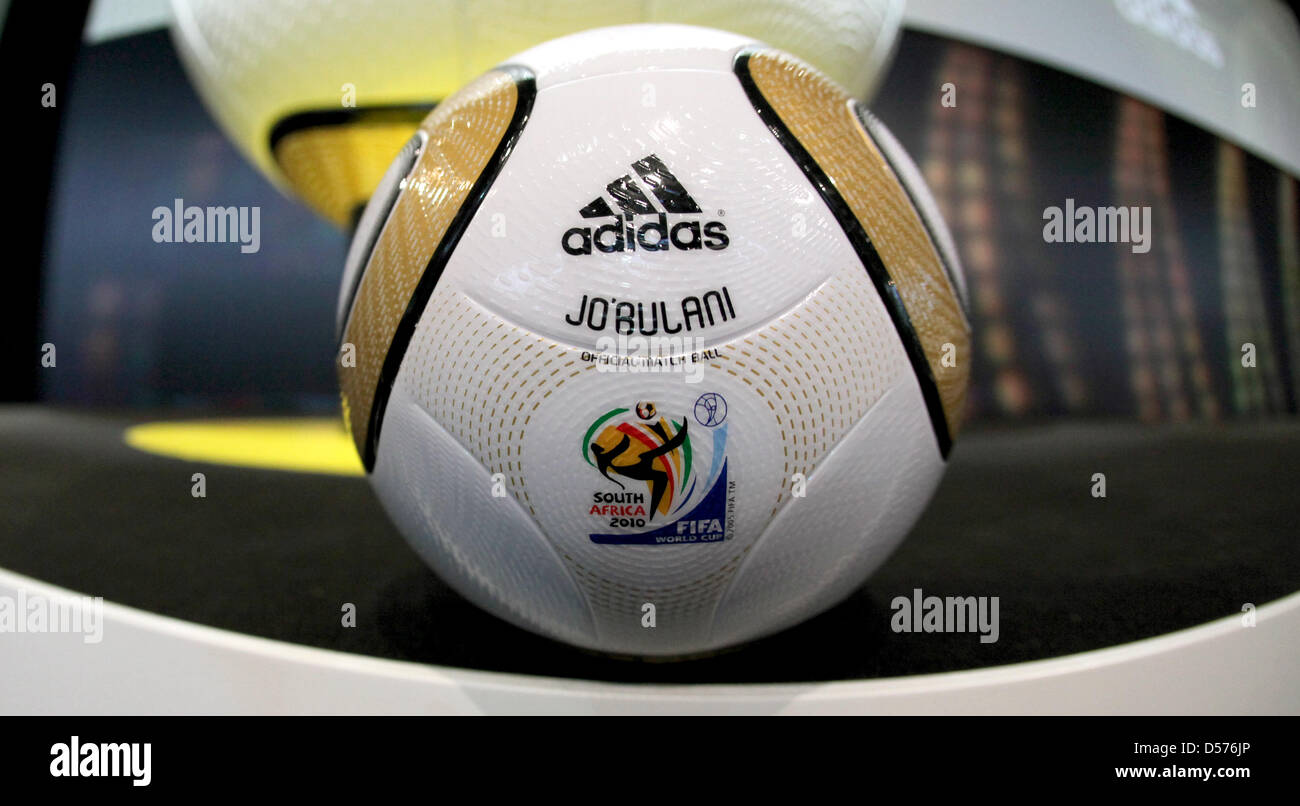 La Palla ufficiale 'Jabulani' per la finale della Coppa del Mondo FIFA 2010  in Sud Africa nella foto durante la presentazione a Herzogenaurach,  Germania, 20 aprile 2010. La Coppa del Mondo FIFA