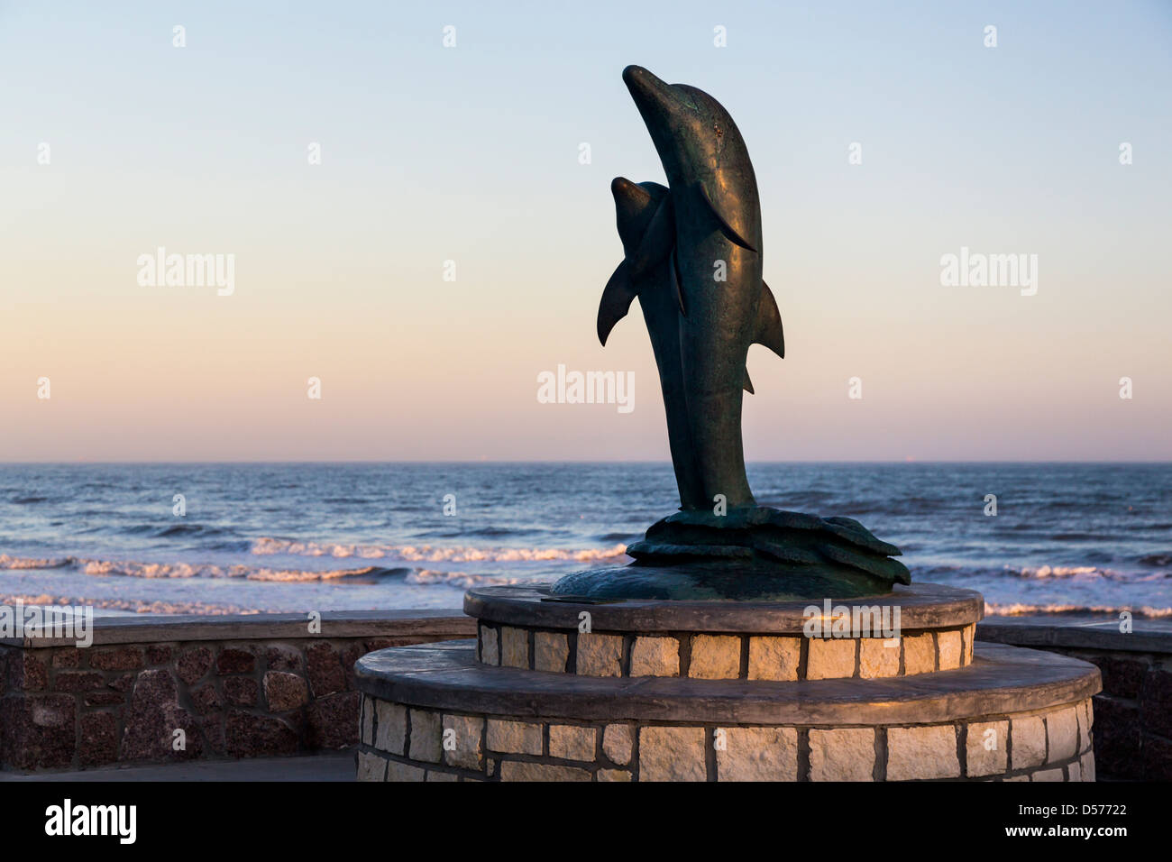 Un delfino scultura sul Seawall promenade sul Golfo del Messico, Galveston, Texas, Stati Uniti d'America. Foto Stock
