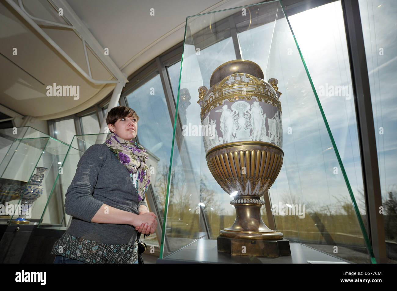 Un vaso di porcellana costituisce parte della mostra "Da un sogno Kingøs per la produzione di massa. Trecento anni di porcellana europea' a 'Porzellanikon' a Hohenberg, Germania, 22 aprile 2010. La mostra segna il trecentesimo anniversario dell'invenzione del procelain. La mostra presenta oltre 1.000 reperti, comprese le opere in prestito da parte di istituzioni internazionali provenienti da 17 paesi. Foto: DAVID EBE Foto Stock