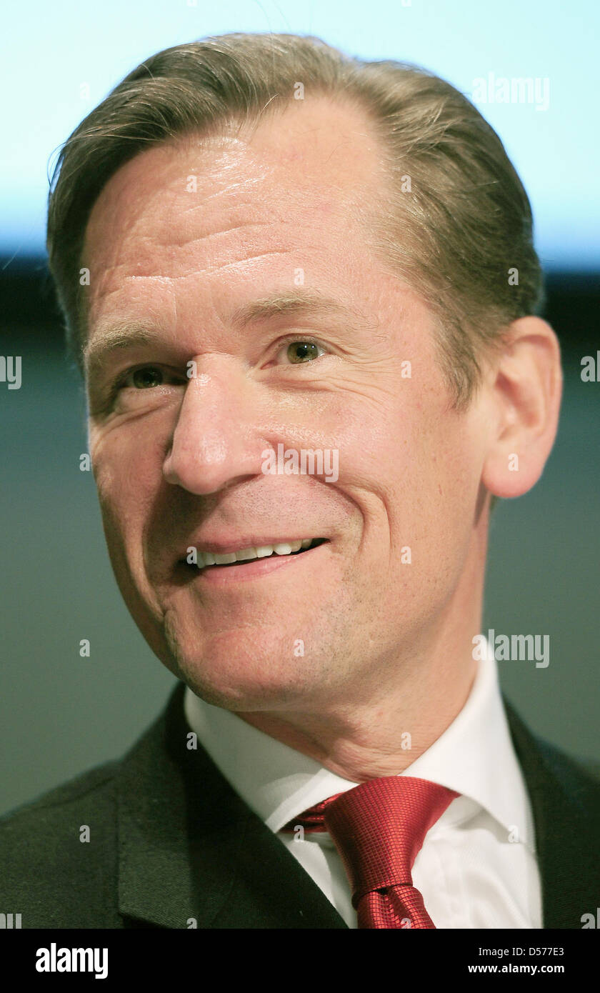 Mathias Doepfner, CEO di media tedeschi gruppo Axel Springer AG, sorrisi durante la riunione generale annuale a Berlino, Germania, 23 aprile 2010. Foto: HANNIBAL HANSCHKE Foto Stock