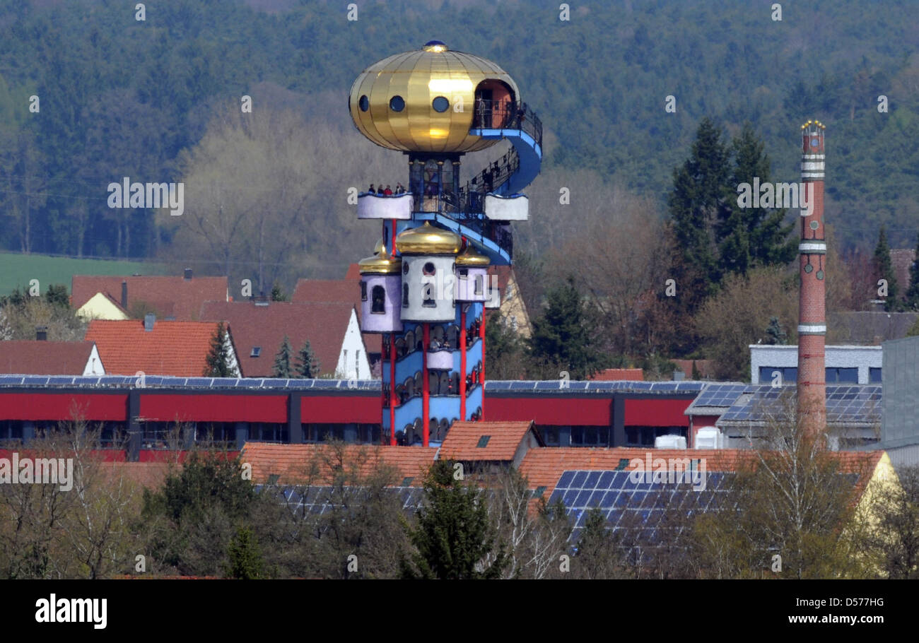 Der Hundertwasserturm in Abensberg (Niederbayern), aufgenommen am Freitag (23.04.2010). Er ist 35 Meter hoch und wirkt in Niederbayern wie ein Exot aus Aladins Märchenwelt - seit Freitag ist das letzte Architekturprojekt von Friedensreich Hundertwasser auch offiziell geöffnet. Der Abensberger Hundertwasserturm soll in Zukunft jedes Jahr mindestens 50 000 Besucher anlocken. Die Verw Foto Stock