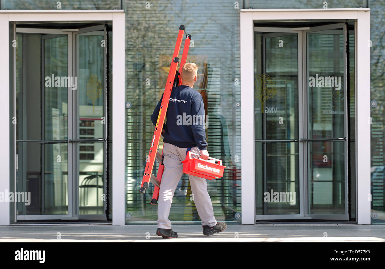 Un tecnico di servizio di facility management company Gegenbauer sul posto di lavoro a un edificio commerciale a Leipzig, Germania, 23 aprile 2010. Gegenbauer ha raggiunto un record di fatturato nel 2009 anno di attività, ma registrato di profitto in meno rispetto al 2008. La società opera in Germania-wide e impiega uno staff di 14.400. Foto: Jan Woitas Foto Stock