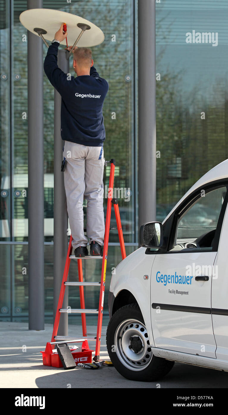 Un tecnico di servizio di facility management company Gegenbauer sul posto di lavoro a un edificio commerciale a Leipzig, Germania, 23 aprile 2010. Gegenbauer ha raggiunto un record di fatturato nel 2009 anno di attività, ma registrato di profitto in meno rispetto al 2008. La società opera in Germania-wide e impiega uno staff di 14.400. Foto: Jan Woitas Foto Stock