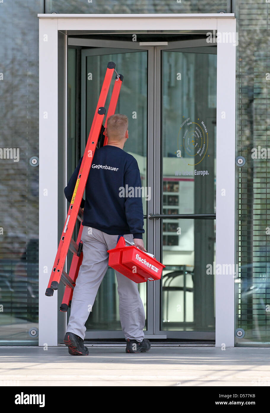 Un tecnico di servizio di facility management company Gegenbauer sul posto di lavoro a un edificio commerciale a Leipzig, Germania, 23 aprile 2010. Gegenbauer ha raggiunto un record di fatturato nel 2009 anno di attività, ma registrato di profitto in meno rispetto al 2008. La società opera in Germania-wide e impiega uno staff di 14.400. Foto: Jan Woitas Foto Stock