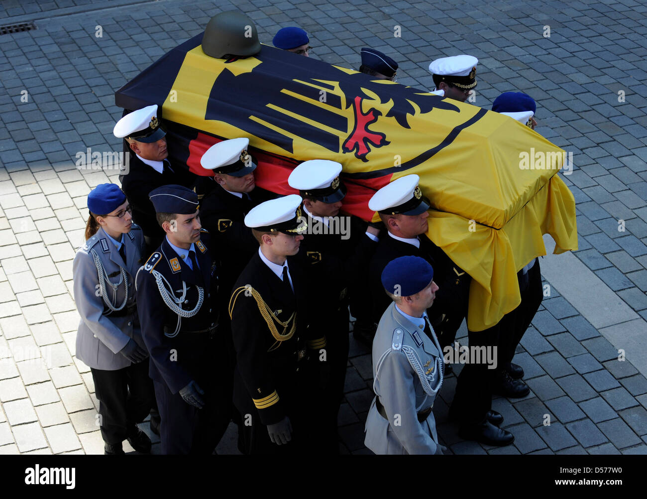I soldati portano la bara di uno dei quattro soldati uccisi fuori della cattedrale ("Liebfrauenmuenster') a Ingolstadt, Germania, 24 aprile 2010. I membri delle forze armate tedesche, politici, parenti e amici hanno partecipato il servizio funebre dei quattro soldati tedeschi che sono stati uccisi in Afghanistan il 15 aprile. Foto: LUKAS BARTH Foto Stock