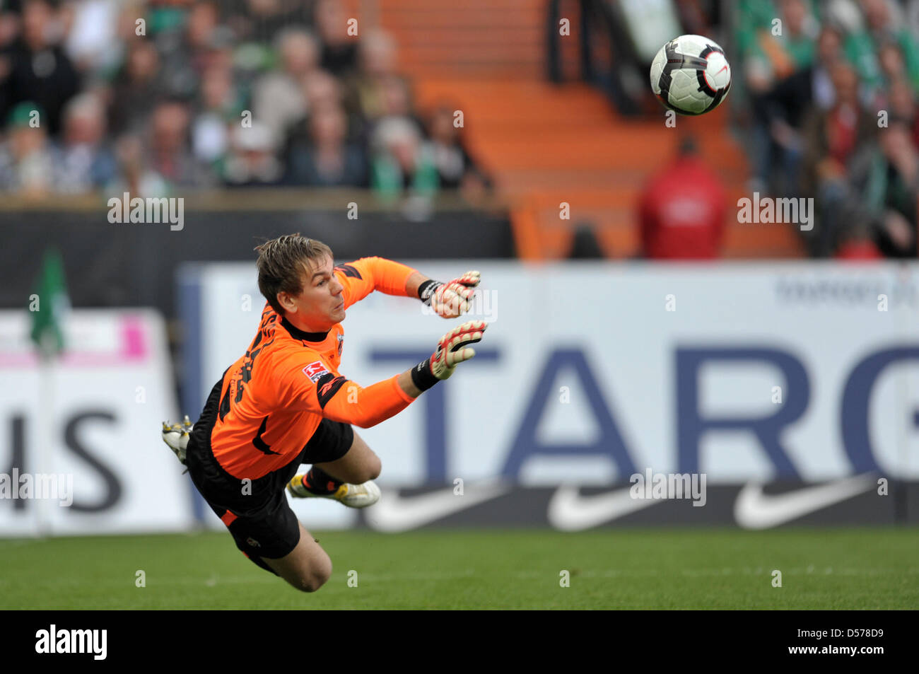 Fu§Bundesliga a sfera 32. Spieltag: Werder Bremen - 1. FC Kšln am Samstag (24.04.2010) im Weserstadion di Brema. Torwart Kšlns Thomas Kessler wehrt einen Schu§ ab. Foto: Carmen Jaspersen dpa/L  Foto Stock