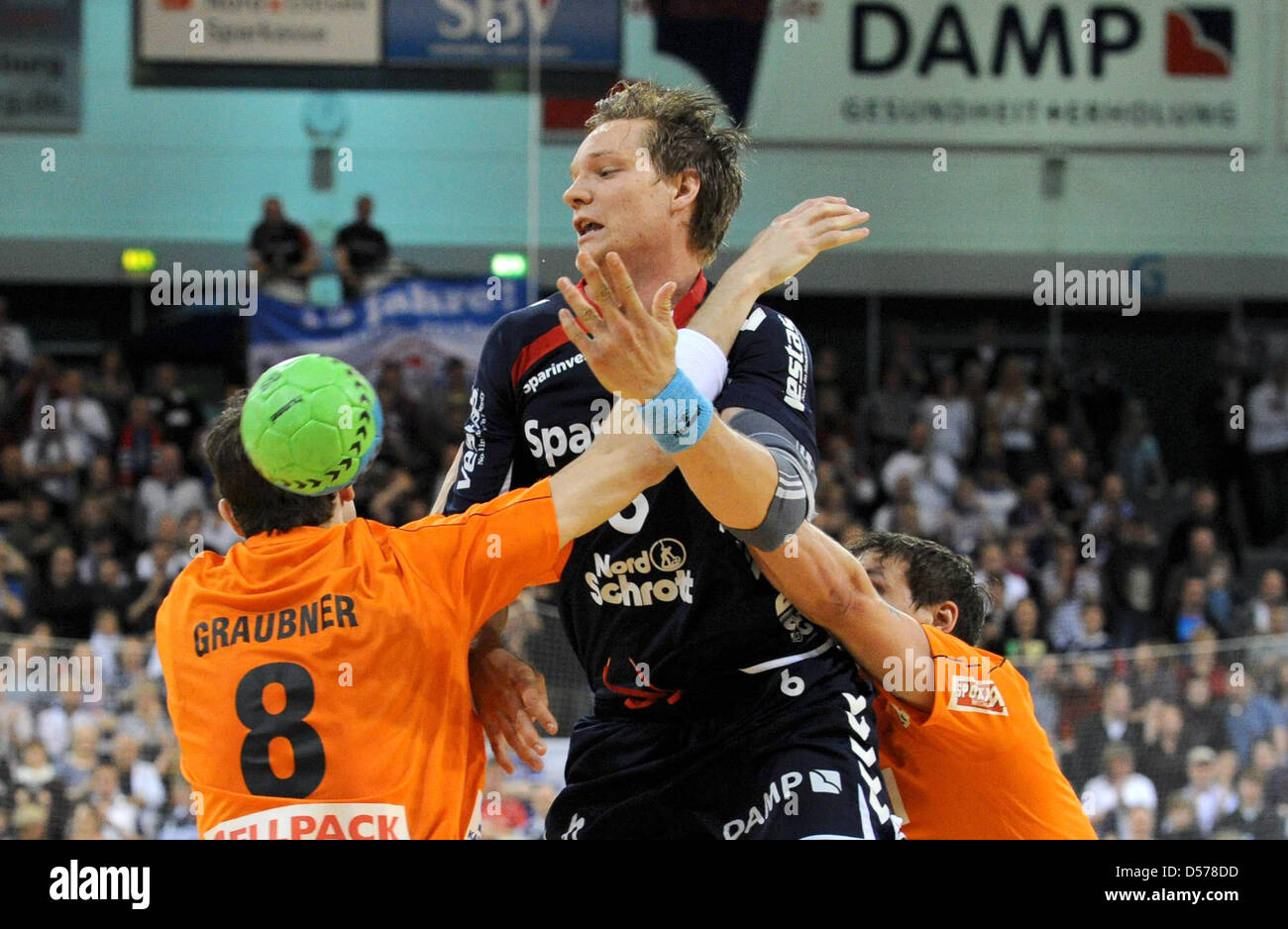 Flensburg's Oscar Carlen (C) è bloccato da Schaffhausen David Graubner (L) e Peter Kukuck (R) durante EHF European Cup semi-partita finale del tedesco lato SC Flensburg-Handewitt vs Siss lato Kadetten Schaffhausen in Flensburg, Germania, 24 aprile 2010. Foto: Carsten Rehder Foto Stock