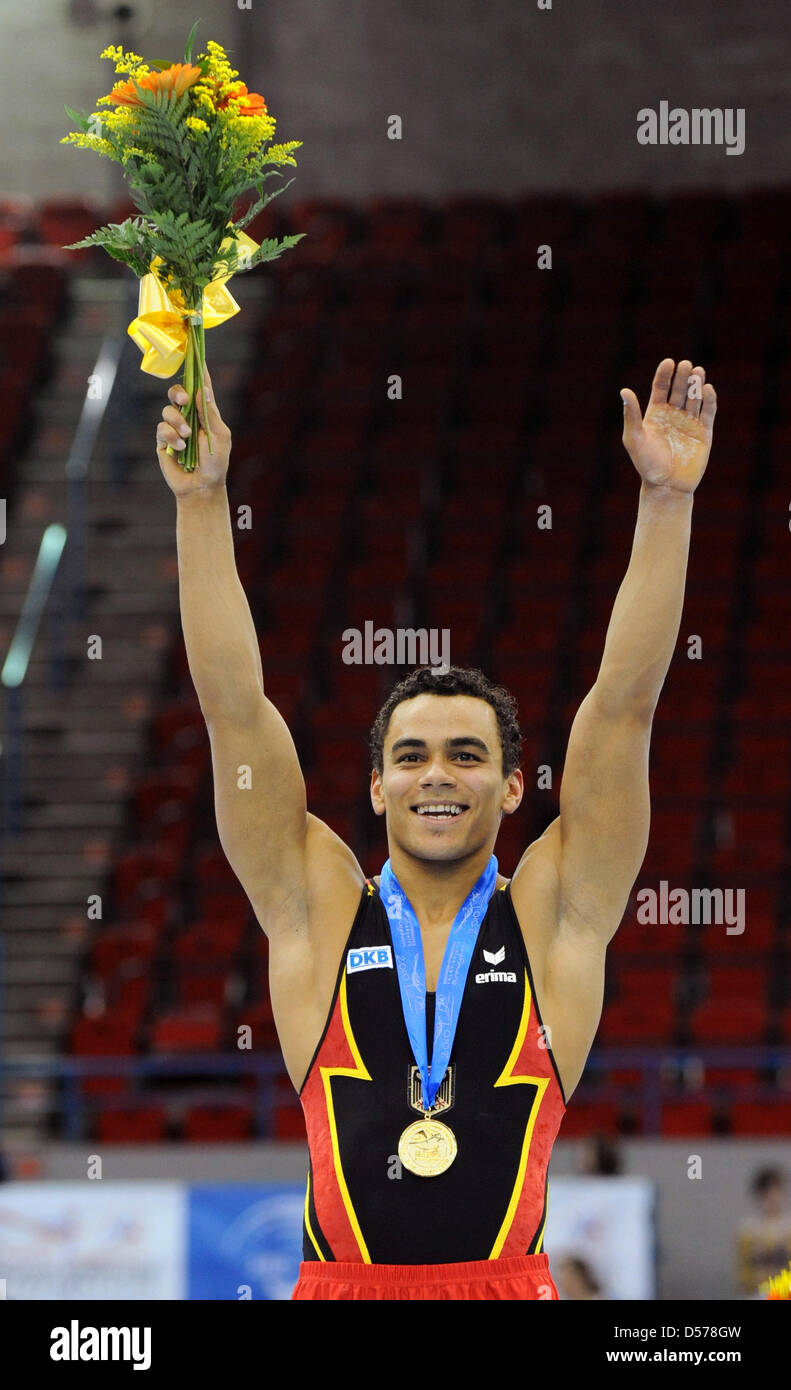 Ginnasta tedesco Matthias Fahrig allieta la sua medaglia d'oro ai Campionati Europei di Ginnastica Artistica a Birmingham, Gran Bretagna, 25 aprile 29010. Foto: Marijan Murat Foto Stock