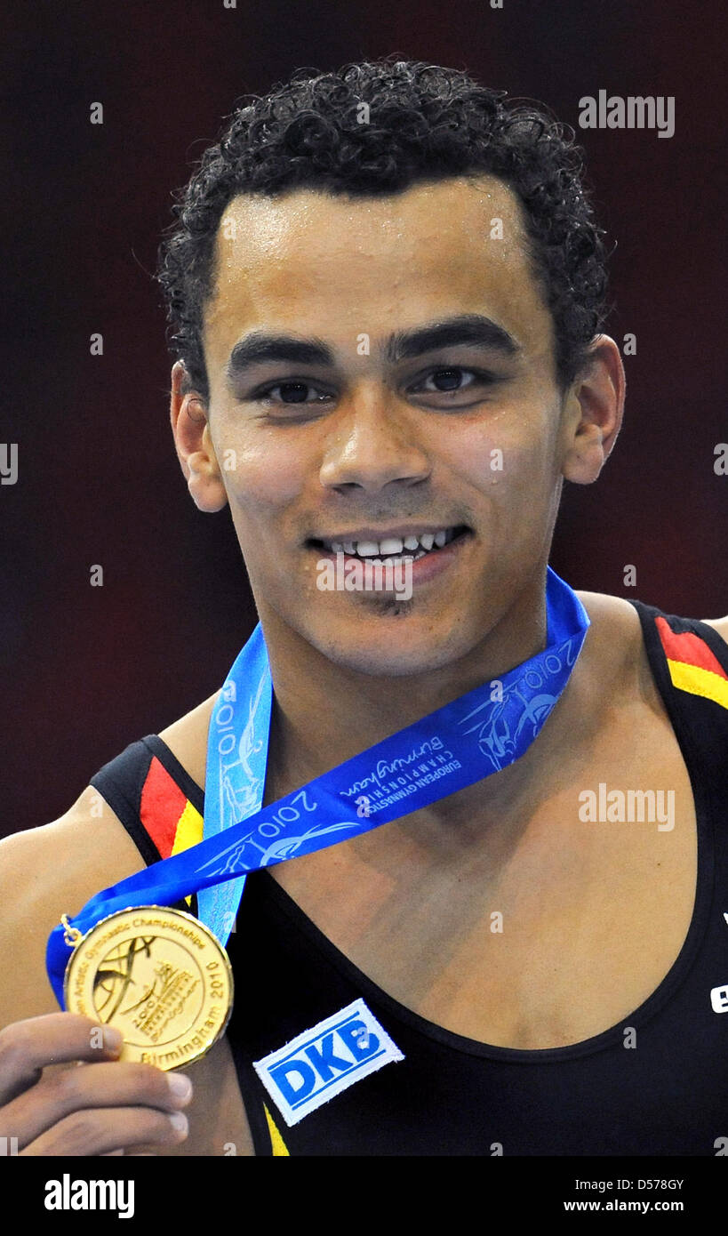 Ginnasta tedesco Matthias Fahrig allieta la sua medaglia d'oro ai Campionati Europei di Ginnastica Artistica a Birmingham, Gran Bretagna, 25 aprile 29010. Foto: Marijan Murat Foto Stock