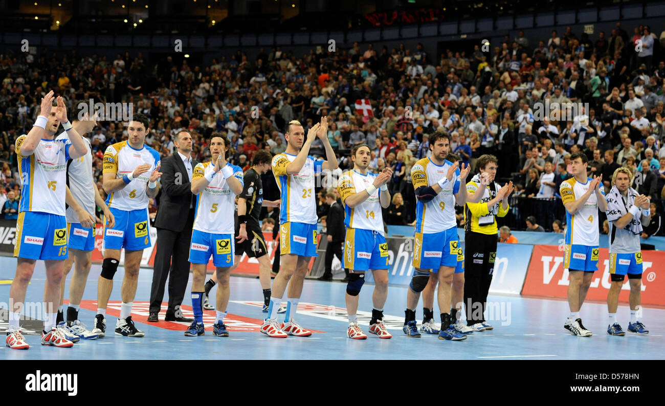 Amburgo i giocatori di festeggiare con i tifosi dopo la EHF Champions League semifinali GHSV Amburgo vs BM Ciudad Real ad Amburgo, Germania, 25 aprile 2010. Foto: Fabian Bimmer Foto Stock