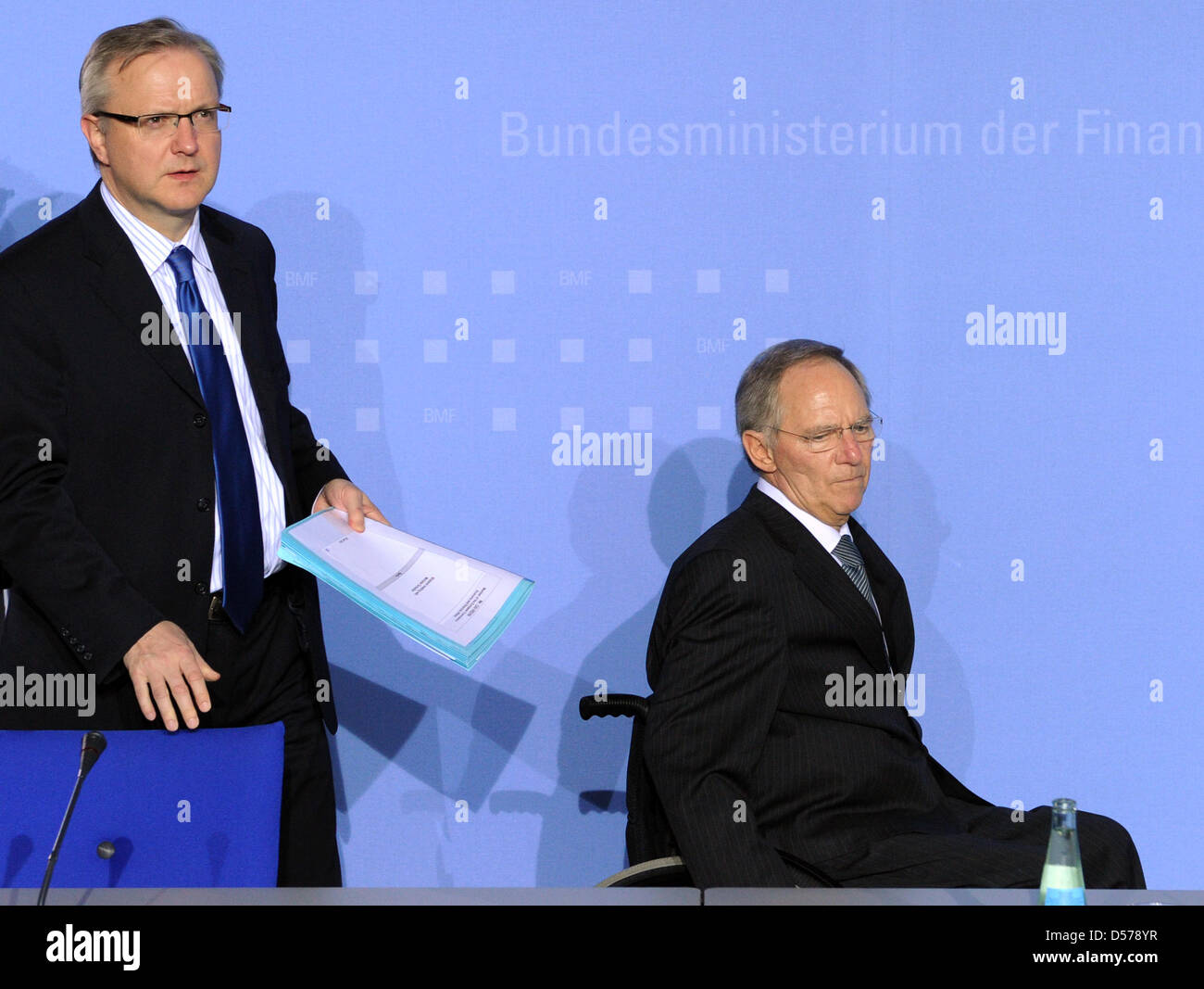 Il Ministro delle finanze tedesco Wolfgang Schaeuble (R) e finanziario della UE Il Commissario Olli Rehn, dare un comunicato stampa a Berlino, Germania, 26 aprile 2010. I due si erano incontrati per colloqui su come affrontare lo Stato greco del deficit di bilancio e su come stabilizzare la zona euro. Rehn ha detto che la crisi dovrebbe essere utilizzato per imporre un set più severe delle norme sui mercati finanziari. Foto: SOEREN Foto Stock