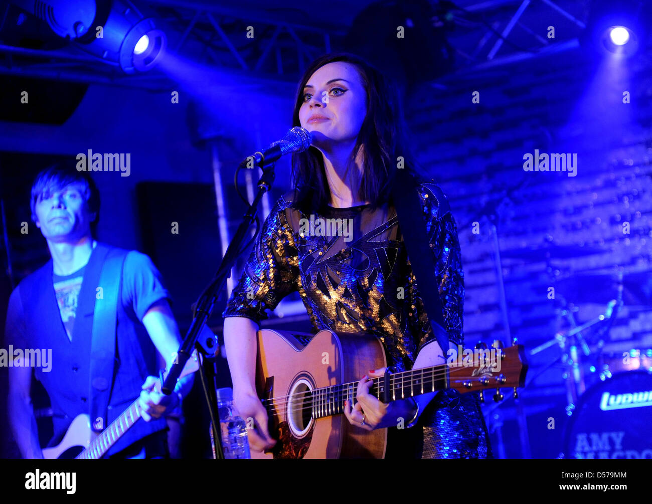 La cantante scozzese Amy Macdonald suona presso l'apertura ufficiale del nuovo Hard Rock Cafe a Berlino, Germania, 28 aprile 2010. Macdonald simbolicamente schiacciato una chitarra prima di inaugurare la sede di roccia. L'Hard Rock Cafe era già stata aperta per i suoi ospiti dal 26 aprile 2010. Foto: Britta Pedersen Foto Stock