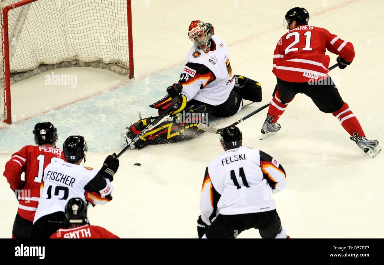 Canada's Corey Perry (L) punteggi 1-1 durante il 2010 Campionati Mondiali di hockey su ghiaccio di apertura della partita Germania vs Canada ad Amburgo, Germania, 04 maggio 2010. Foto: Maurizio Gambarini Foto Stock