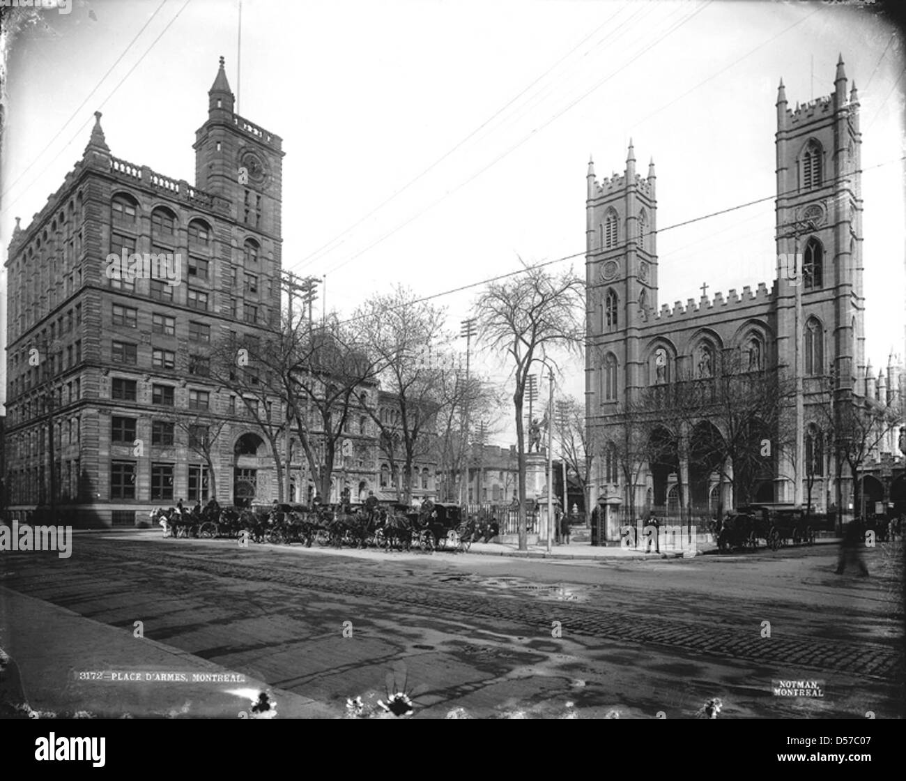 Una fotografia storica di Place d'Armes a Montreal, Quebec, scattata intorno al 1895. La piazza e' una posizione centrale nella Vecchia Montreal, circondata da edifici storici e punti di riferimento. Foto Stock