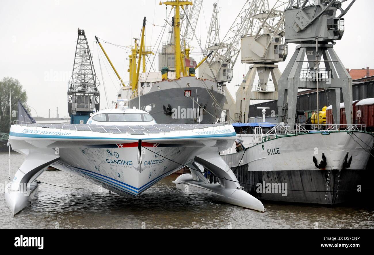 Il 'Turanor Planet Solare', il più grande del mondo a energia solare, nave giace al di ancoraggio nel porto di Amburgo, Germania, 07 maggio 2010. Più di 300 navi provenienti da tutto il mondo sono attesi per la 821st 'dal porto di Amburgo compleanno del Festival' nel weekend del 07 al 09 maggio. La parata di apertura il 07 maggio presenta il 'Turanor Planet Solare' e la piattaforma elevatrice "Thor", che misura Foto Stock
