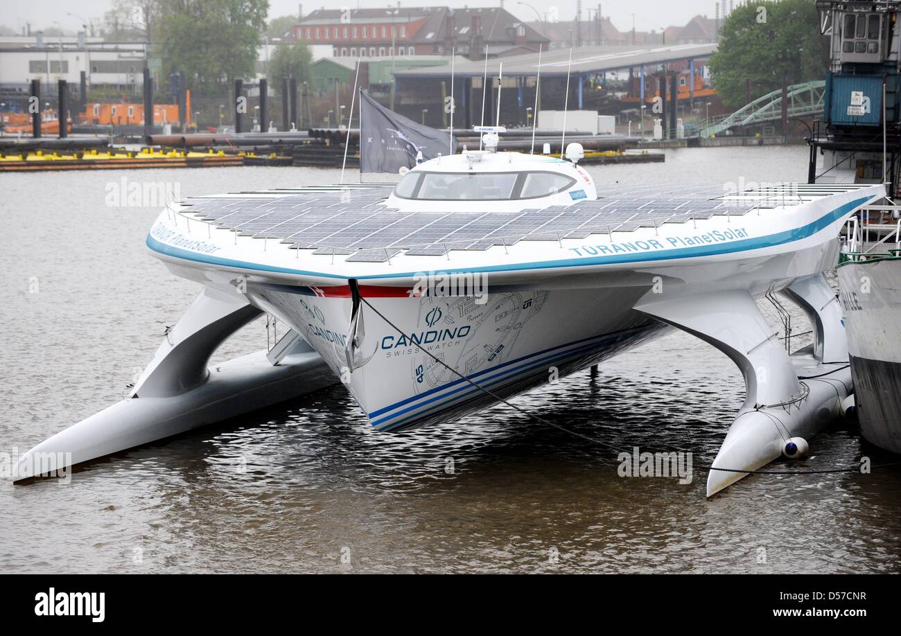 Il 'Turanor Planet Solare', il più grande del mondo a energia solare, nave giace al di ancoraggio nel porto di Amburgo, Germania, 07 maggio 2010. Più di 300 navi provenienti da tutto il mondo sono attesi per la 821st 'dal porto di Amburgo compleanno del Festival' nel weekend del 07 al 09 maggio. La parata di apertura il 07 maggio presenta il 'Turanor Planet Solare' e la piattaforma elevatrice "Thor", che misura Foto Stock