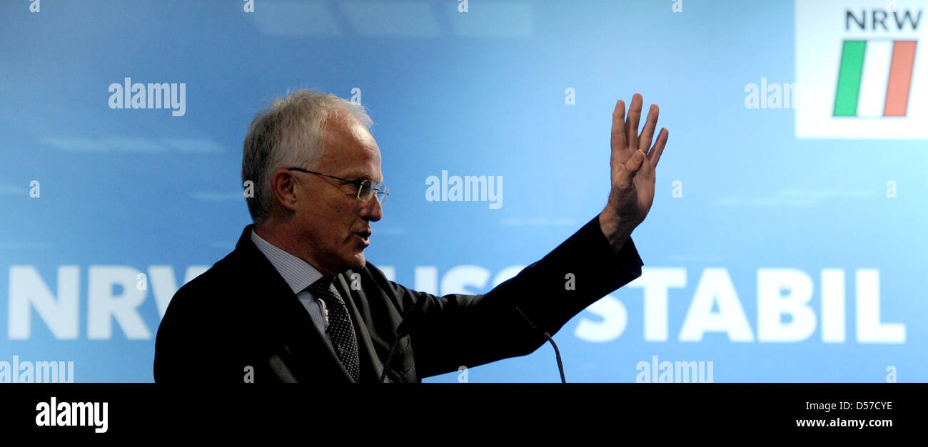 Renania settentrionale-Vestfalia il ministro presidente Juergen Ruettgers colloqui nel corso di un evento di campagna a Duesseldorf in Germania, 07 maggio 2010. Le elezioni regionali in stato tedesco della Renania settentrionale-Vestfalia si terrà il 09 maggio 2010. Foto: JULIAN STRATENSCHULTE Foto Stock
