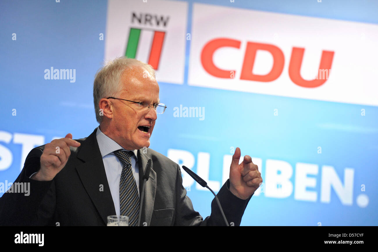 Renania settentrionale-Vestfalia il ministro presidente Juergen Ruettgers colloqui nel corso di un evento di campagna a Duesseldorf in Germania, 07 maggio 2010. Le elezioni regionali in stato tedesco della Renania settentrionale-Vestfalia si terrà il 09 maggio 2010. Foto: JULIAN STRATENSCHULTE Foto Stock
