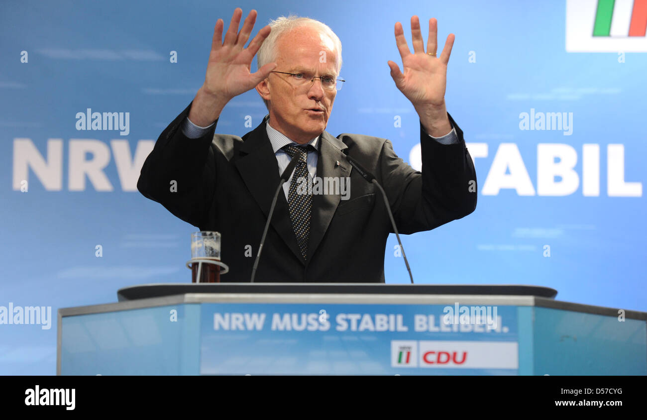 Renania settentrionale-Vestfalia il ministro presidente Juergen Ruettgers colloqui nel corso di un evento di campagna a Duesseldorf in Germania, 07 maggio 2010. Le elezioni regionali in stato tedesco della Renania settentrionale-Vestfalia si terrà il 09 maggio 2010. Foto: JULIAN STRATENSCHULTE Foto Stock