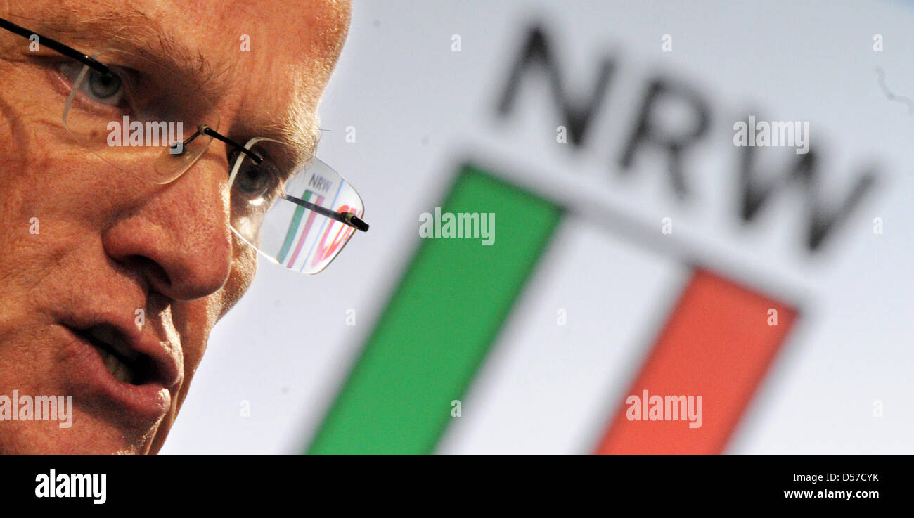 Renania settentrionale-Vestfalia il ministro presidente Juergen Ruettgers colloqui nel corso di un evento di campagna a Duesseldorf in Germania, 07 maggio 2010. Le elezioni regionali in stato tedesco della Renania settentrionale-Vestfalia si terrà il 09 maggio 2010. Foto: JULIAN STRATENSCHULTE Foto Stock