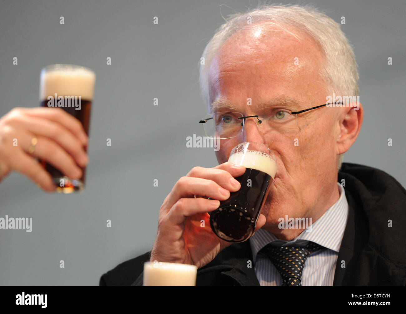 Renania settentrionale-Vestfalia il ministro presidente Juergen Ruettgers beve un bicchiere di birra scura durante un evento di campagna a Duesseldorf in Germania, 07 maggio 2010. Le elezioni regionali in stato tedesco della Renania settentrionale-Vestfalia si terrà il 09 maggio 2010. Foto: JULIAN STRATENSCHULTE Foto Stock