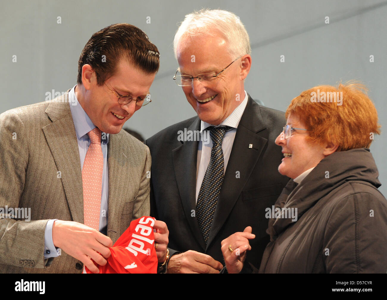 Renania settentrionale-Vestfalia il ministro presidente Juergen Ruettgers (C) e sua moglie Angelika parlare al ministro federale tedesco della difesa Karl Theodor zu Guttenberg durante un evento di campagna a Duesseldorf in Germania, 07 maggio 2010. Le elezioni regionali in stato tedesco della Renania settentrionale-Vestfalia si terrà il 09 maggio 2010. Foto: JULIAN STRATENSCHULTE Foto Stock